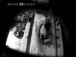 酒店安防摄像头新台首发圣诞夜小情侣带着一大包情趣用品玩激情圣诞夜皮鞭抽打男友JB被打的各种喊叫