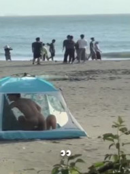 海边偷窥啪啪 兄弟你牛逼 人家来看海 你却来操逼 那得弄个全封闭的 那么多人还有小孩 拍者解说也过瘾