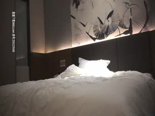 约了个肉肉身材甜美妹子，穿上情趣装透视装一字马舔逼，口交上位骑乘猛操呻吟