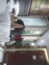 乡村丶寻花极品甜美小姐姐带回酒店开操，肉感身材脱下牛仔裤，揉奶吸吮正入抽插，张开双腿大力猛操