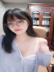 舞蹈系桃子清纯甜美眼镜美女诱惑秀，撩起裙子露完美肥臀，半脱下内裤抖臀，翘起双腿掰穴特写揉搓