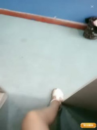 暑假放假打临时工 洗头妹 ，大一学妹， 跳蛋塞逼里上班，坐在座椅上高潮爽到喷水，裙子都湿透了，地板都滴满了淫水！