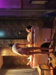 水疗馆62号女技师偷拍客户服务，包臀裙水磨床上乳推，转战到床上舔菊花，全套老哥抬起双腿猛操