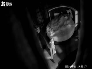 最新流出酒店摄像头情趣圆床偷拍约炮异地炮友不巧来大姨妈了小哥憋得慌隔着内裤也要泻泻火