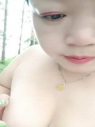 骚熟女老板娘激情户外，全程露脸给小伙深喉大鸡巴，蝴蝶骚逼自慰高潮喷水，被小哥后入捏着奶子疯狂爆草呻吟