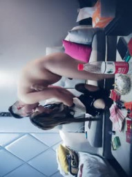 仲达寻花赵总约高端网红外围妹，换上学生情趣装，埋头口交舔屌，腰细大屁股沙发上操，骑乘站立后入