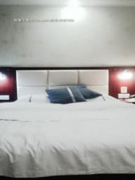 【唐伯虎爱上零零后】专约少妇，连续挑选两个，温柔长腿御姐，皮肤白皙嫩滑狂插