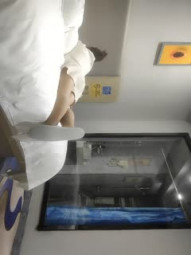 9x著名圈主张总约长期熟女啪啪，按头特写插嘴口交，半脱下肉丝插入进出，侧入边操边揉捏奶子