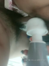 风骚人妻开档黑丝诱惑被大哥舔逼好多淫水流出，口交大鸡巴让大哥无套各种抽插，AV棒摩擦阴蒂直接内射中出