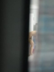 窗帘缝隙偷窥隔壁漂亮小嫂子光屁屁在拖地 身材真好 奶子也大 拖的特别仔细