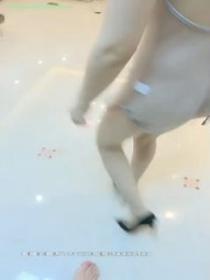 瘦瘦的S级一级棒身材的超粉美少女，一线美逼，换上女仆丝袜太欠干了，连干了两次