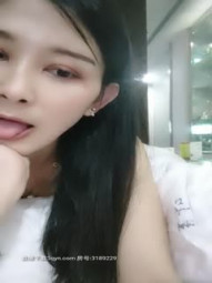 清纯美女户外勾搭陌生大叔宾馆开房玩刺激 第一次勾搭有点紧张大叔连操两炮 被内射怒骂操你大爷的