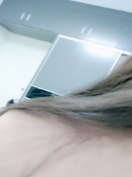 97年童颜卡哇伊红唇新人萌妹露逼诱惑，拨开内裤掰开嫩穴特写，非常粉嫩脱下内裤揉搓奶子，呻吟娇喘好听很是诱人