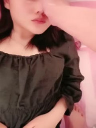 花了2W刚从学校拉了三个超级粉嫩学生妹，为了还贷出来卖初夜有露脸 身材非常正点一个接一个轮流着干2V2