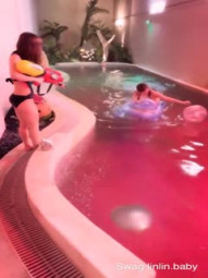 青春女大生泳池多人杂交派对实录让我们一起抓住夏天的尾巴吧最青春洋溢的嬉闹转眼间就变成最淫乱的多人杂交趴