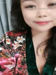 风韵骚货巨乳少妇大厅看春晚自慰插穴，淫水潮喷，旁边还坐着儿子和母后，真是刺激死啦，低声呻吟 爽死！