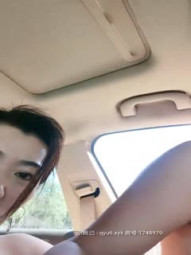 农村骚女人勾搭小鲜肉户外车震啪啪，大白天让小哥扒光深喉口交大鸡巴，主动上位摩擦伺候小哥揉捏骚奶子浪叫