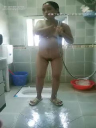 刚满18岁的02年小萝莉不幸怀孕，产期临近性欲依旧旺盛，粉嫩鲍鱼一线天，撒尿洗澡特写镜头，别有一番韵味