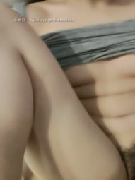 双飞小姨子，两个小骚逼在睡觉被小哥玩逼弄醒了，直接把鸡巴塞她嘴里，无套抽插水好多浪荡呻吟轮流抽插