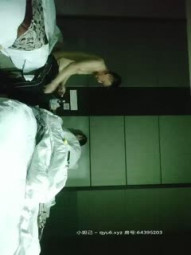 大蔚探花重操旧业约草兼职学妹，温柔可人亲着小嘴扒光衣服，吃奶子玩逼抱起来抽插，主动上位浪荡呻吟不止