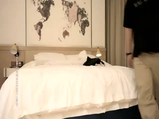 小宝寻花大神回归高素质外围妹，短裙美腿可以舌吻调情，蹲着吹硬骑上来整根插入操的呻吟连连