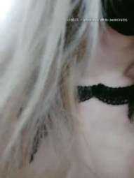 主人的小骚货情趣装给小哥深喉大鸡巴连草两炮，各种姿势蹂躏抽插浪荡呻吟，被小哥内射中出，精彩不要错过