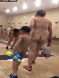 坑爹妹子浴室偷窥美女换衣服洗香香 大姐还听她跟别人电话聊了半天