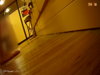 2月新流出女顾客暗藏高清设备偸拍温泉洗浴中心女宾部更衣室内场面妹子年龄不大阴毛多的吓人