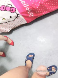 女闺蜜的口活堪比岛国AV女优 裹爽了自己骑坐上来 无套顶操子宫爽到浪叫不止 最后裹射口爆