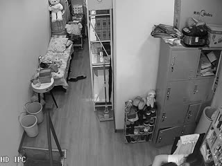 黑客破解网络摄像头偷拍单位值班女医生和领导在医务室偷情被扒下内裤趴在椅子上后入