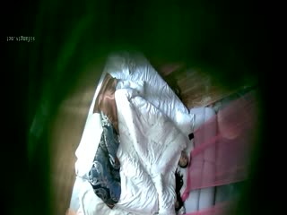 臻品360主题酒店红色纱帐房偷拍苗条好身材旗袍少妇和单位男同事开房偷情被无套内射逼里