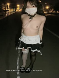 橙橙小萝莉你的户外小母狗，情趣装黑白丝被大哥户外马路上调教，狗绳牵引全裸漏出，逼里塞跳弹肛塞真刺激