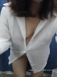 怀孕八个月的孕妇为了生活努力拼搏镜头前卖肉，大奶子小骚逼自己揉捏自慰，看着真不容易，精彩不要错过 2