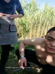 骚气墨镜少妇和炮友户外野地大战，脱下内裤舔逼口交翘起屁股后入