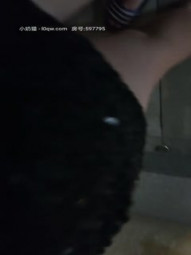 有钱的贵妇真空裙装逼里塞跳弹足疗店勾搭技师小哥，给技师小哥深喉大鸡巴淫水早已泛滥，享受抽插高潮不断