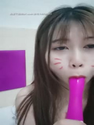 猫妹妹的精彩展示，露脸小可爱网上的买的道具真不少，一线天小嫩比水真多道具自慰骚逼呻吟表情好骚啊