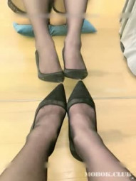 网红整容脸闺蜜姐妹花酒店开房互动果聊,对著镜子摆弄自己臊B,一起磨豆腐