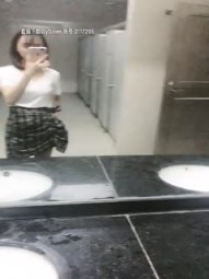 米儿YB娇小身材萌妹子不穿内裤户外，塞着跳蛋露出公厕尿尿，回到车上特写掰穴搞到高潮