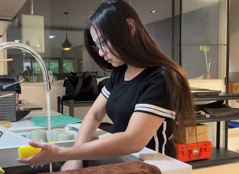 果冻传媒91KCM-062淫荡美女大奶女教师