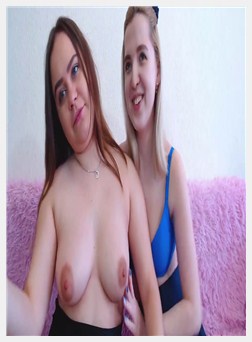 女同性恋女孩在网上展会中玩得开心