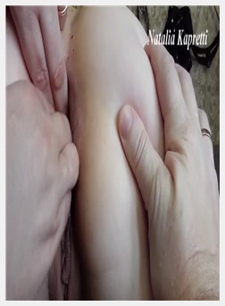 成人女同性恋在屁股中乱搞一个女孩，在她的嘴里用精子