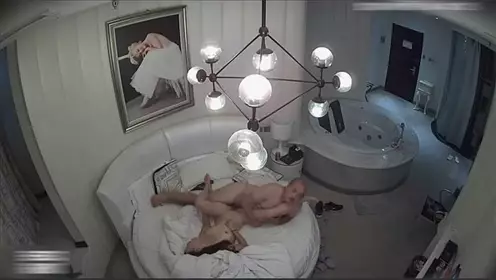 喜欢健身的美女酒店被中年男大屌彻底征服了,刚干完一...