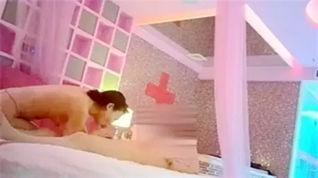 高级私人会所医院主题情趣房间和逼毛浓密性感的小姐...