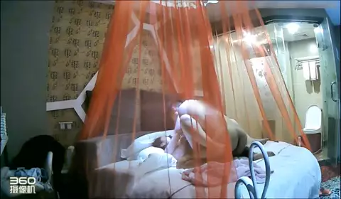 红帐房偷拍很有文艺气质的美女和男友开房