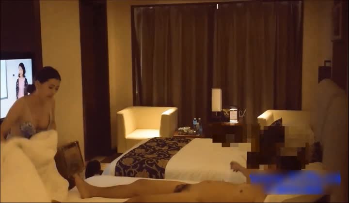 91柒先生-偷偷把朋友178CM气质漂亮的模特女友约到酒...