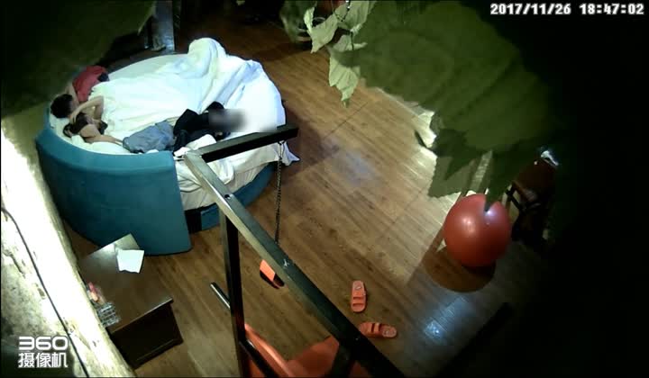 喷血推荐-绿叶房偷拍清纯漂亮大学美女被男友爆操一次...