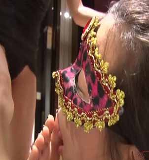 广州富姐调教漂亮女奴给夫妻两舔逼吹箫口舌超香艳