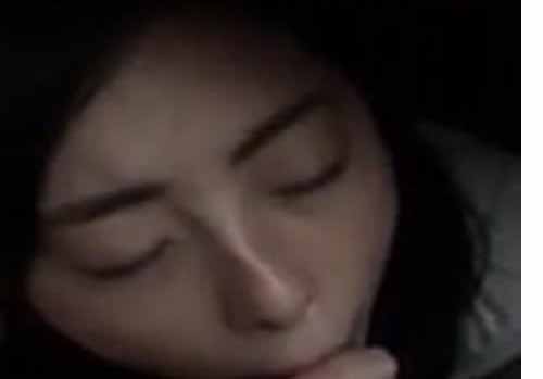 大鸡巴男友貌似在玩网游漂亮女友蜷缩在台底下吃大鸡巴