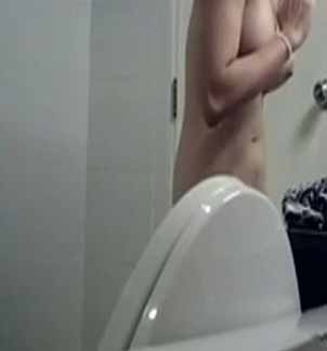 女厕偷拍参加选美的大胸美女一边换衣一边祈祷