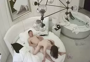 豪华套房偷拍样子斯文眼镜御姐洗白白等来背部纹身有...